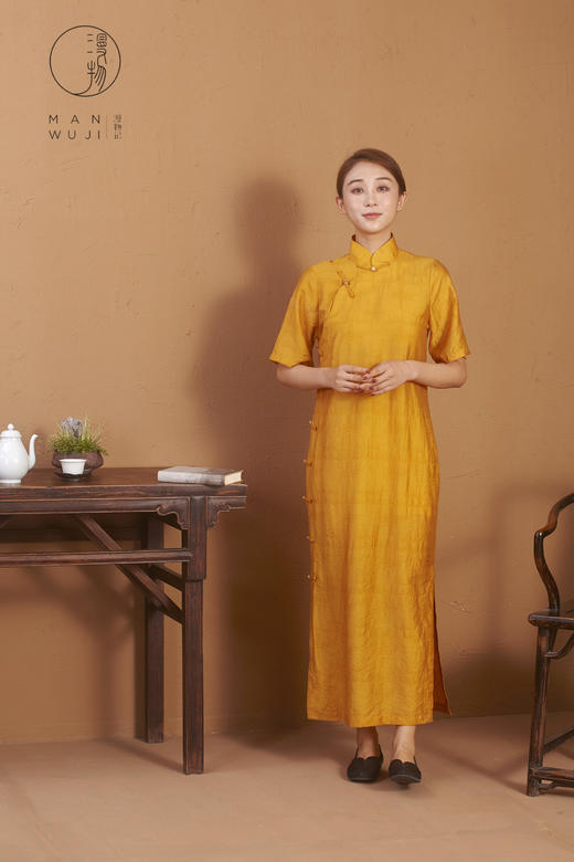 丝棉平肩四分袖金黄旗袍 商品图0