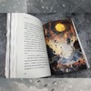 【新华书店旗舰店官网】正版 三体 图文版 刘慈欣著 含二十幅精美插图 全景式展现《三体》中描绘世界 赠笔记本文字贴纸 商品缩略图3