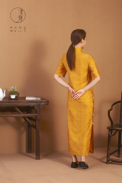 丝棉平肩四分袖金黄旗袍 商品图4