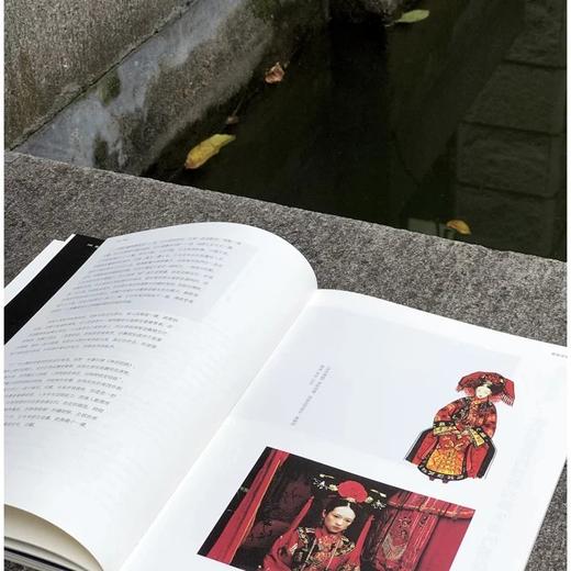 《湖上 惠风在衣》，平装2册，16开，王亚蓉等，西泠印社出版社2022年4月版，438页，定价198，售价198元。

“惠风在衣”语出《二十四诗品•冲淡》：“素处以默，妙机其微。饮之太和，独鹤与飞。 商品图11