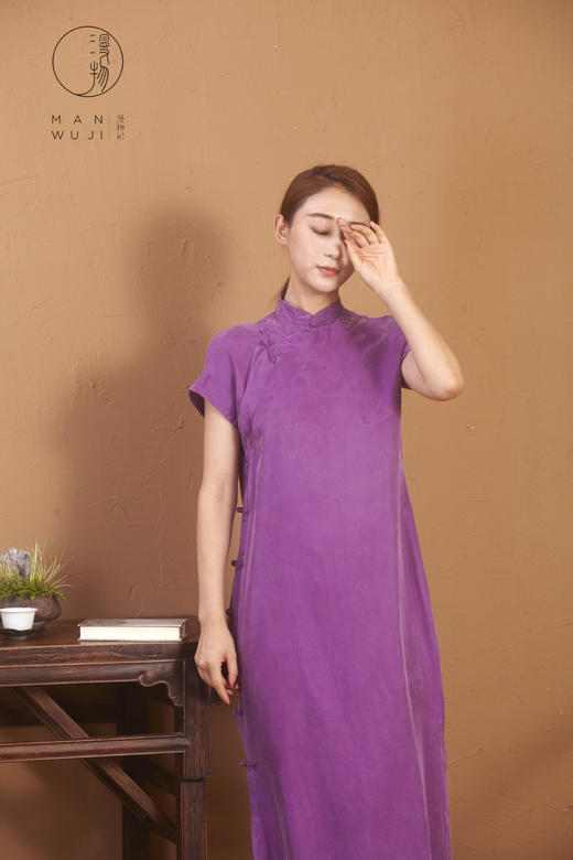 铜氨丝连肩袖紫色旗袍 商品图3