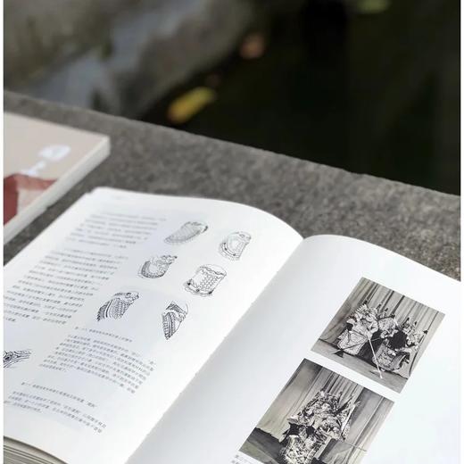 《湖上 惠风在衣》，平装2册，16开，王亚蓉等，西泠印社出版社2022年4月版，438页，定价198，售价198元。

“惠风在衣”语出《二十四诗品•冲淡》：“素处以默，妙机其微。饮之太和，独鹤与飞。 商品图6