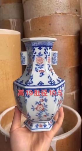 精致三多六方双耳瓶