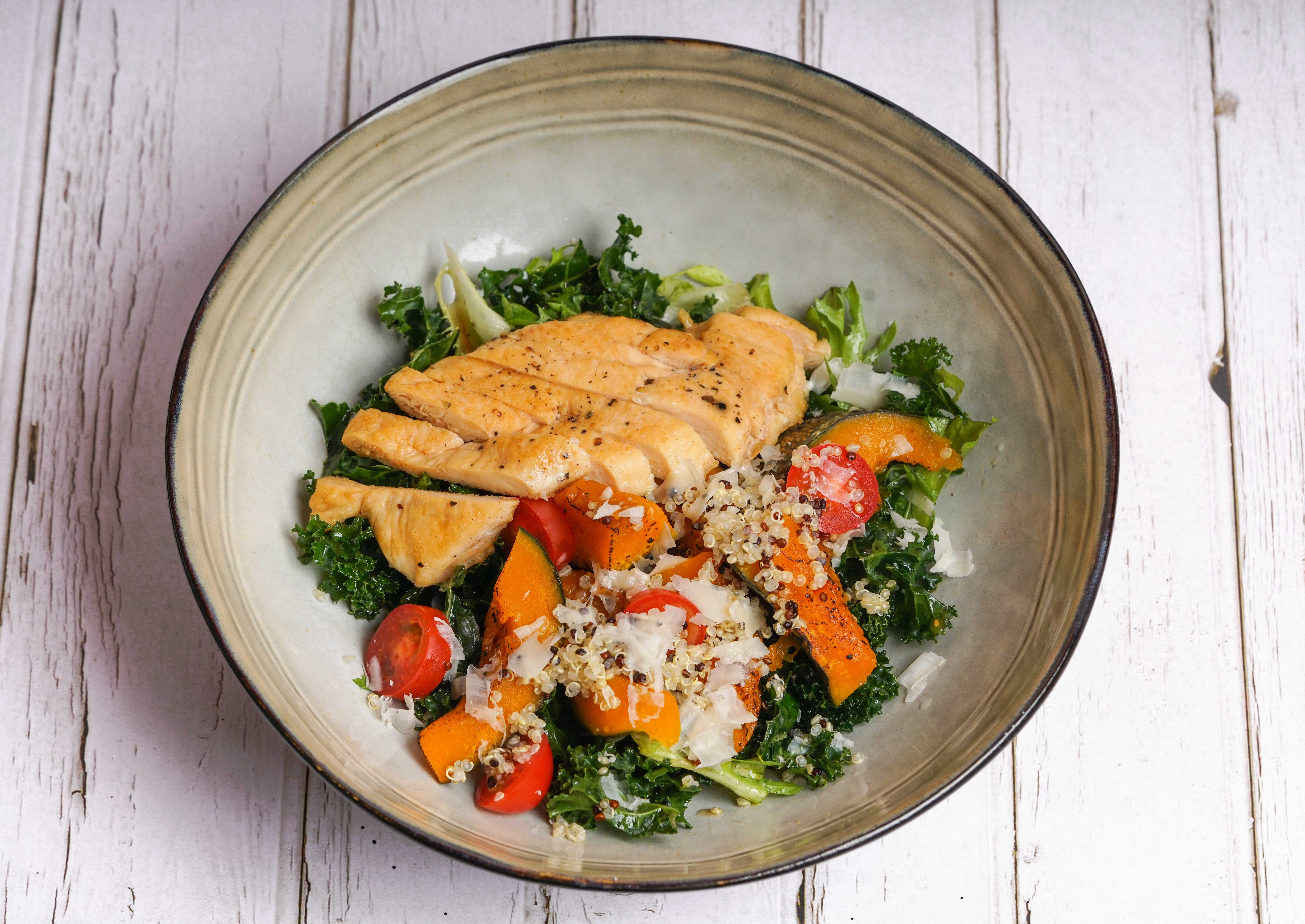 南瓜鸡肉藜麦沙拉