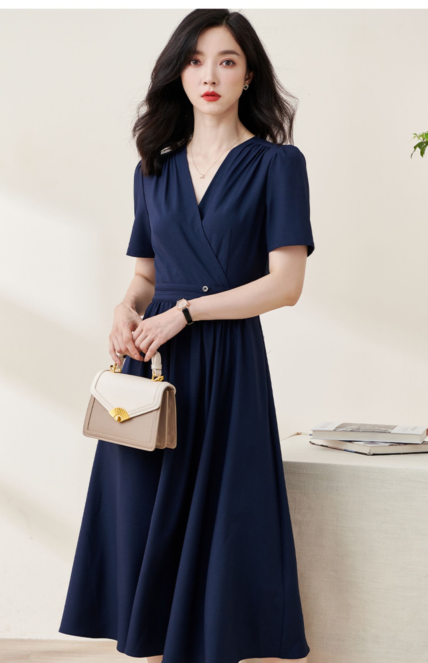 米思阳夏季新款简约气质纯色v领薄款压褶大摆中长连衣裙1327