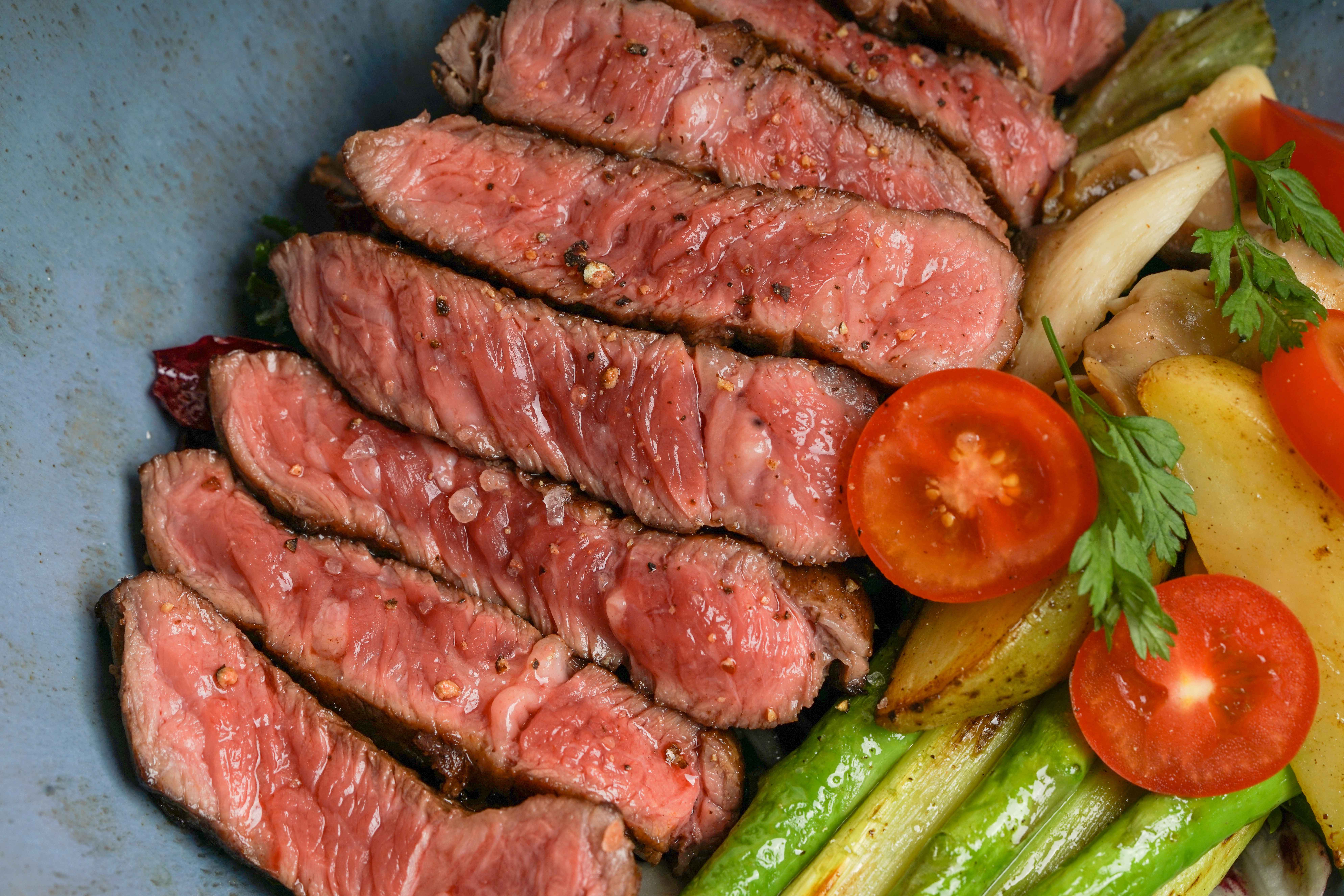 现煎牛扒时蔬沙拉