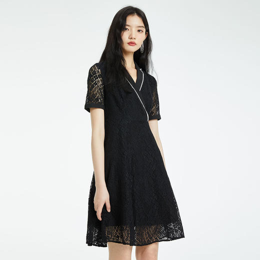 PRICH22夏款收腰V领撞色蕾丝镂空设计黑色天丝连衣裙PROWC2307M 商品图1