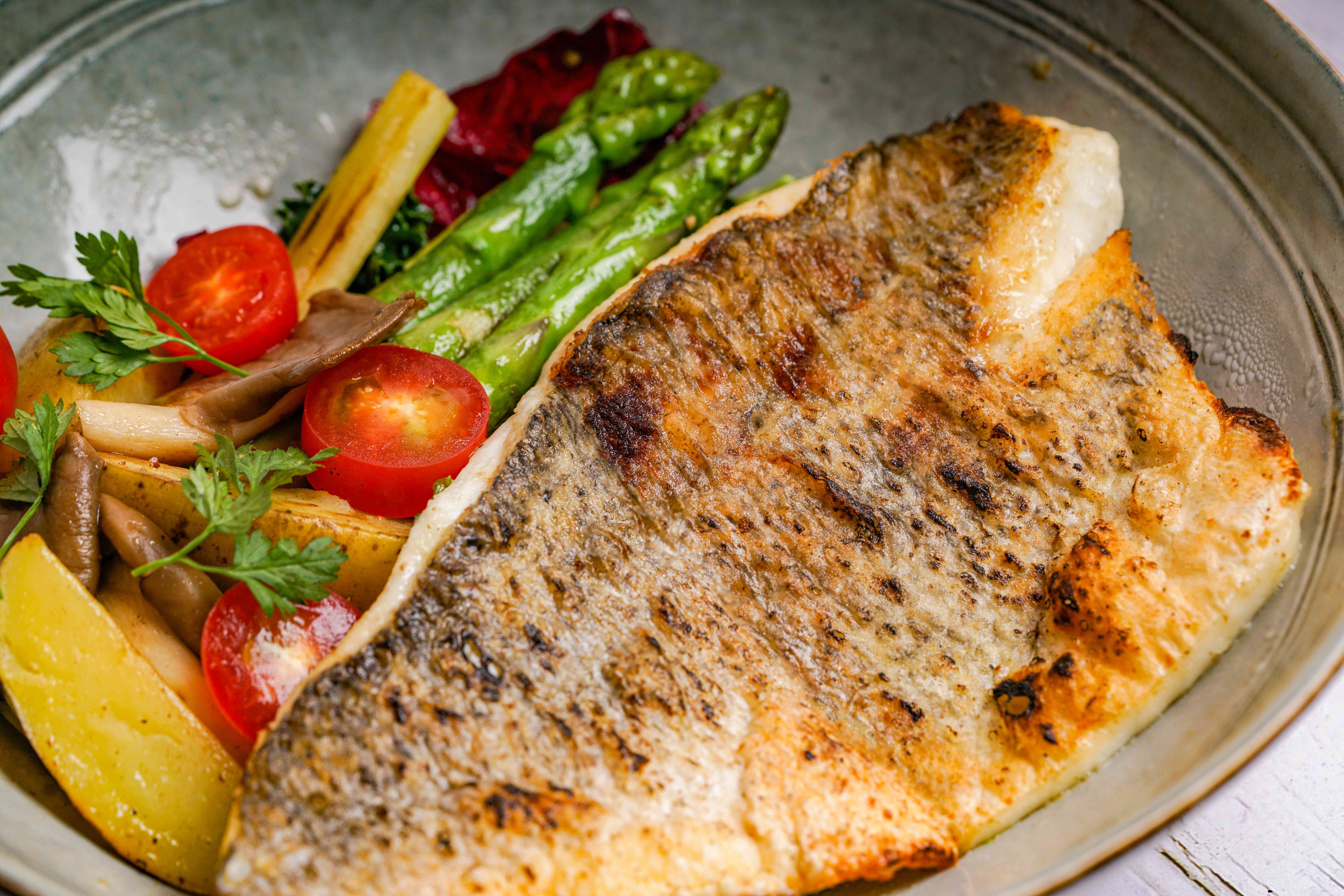 黄油煎烤海鲈鱼时蔬沙拉