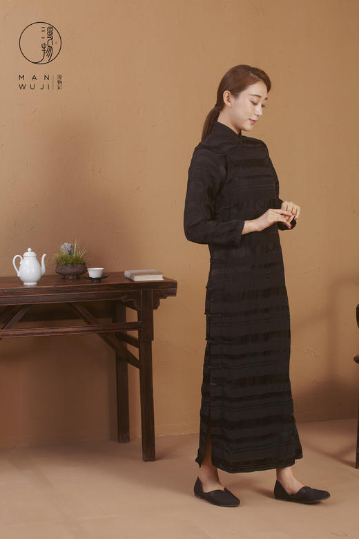 丝棉平肩长袖黑色横纹旗袍 商品图3