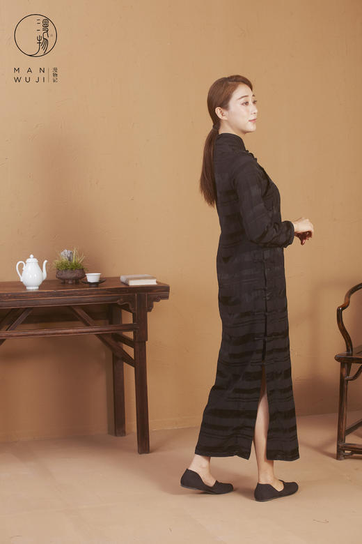 丝棉平肩长袖黑色横纹旗袍 商品图4