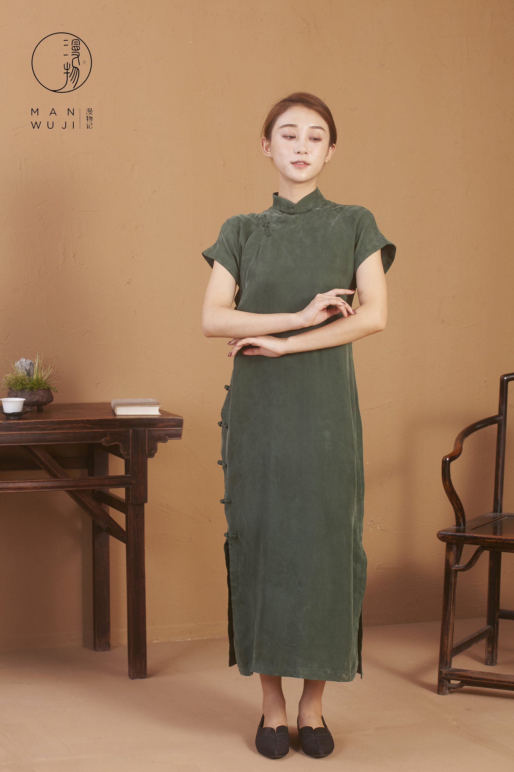 铜氨丝连肩袖墨绿色旗袍