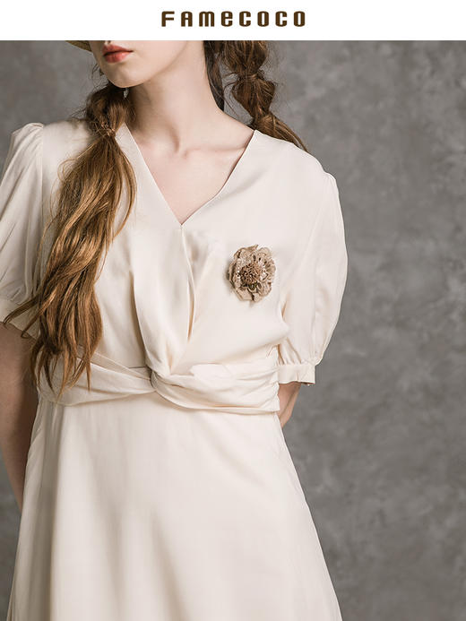 Famecoco范可儿纯色连衣裙夏收腰遮胯显瘦设计感V领A字中长裙F213FA110 商品图1