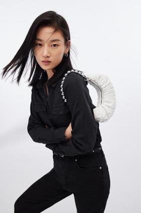 EVENING花椒粒褶皱腋下包 100%羊皮 白色/黑色 2022春夏新款