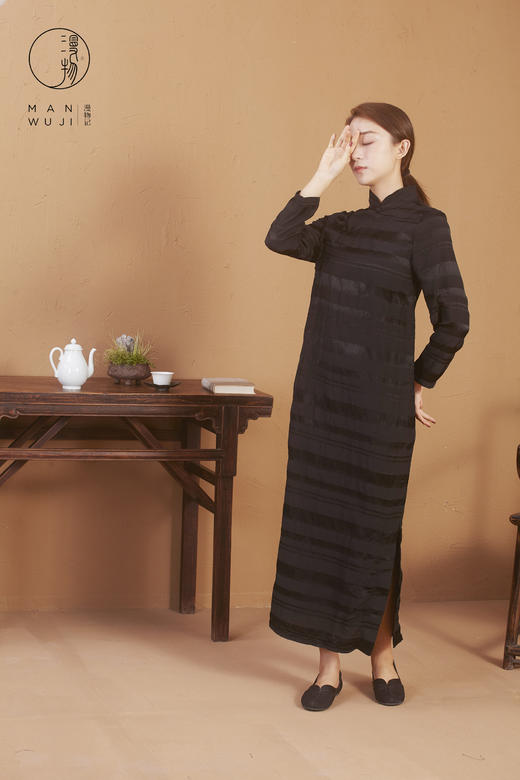 丝棉平肩长袖黑色横纹旗袍 商品图6