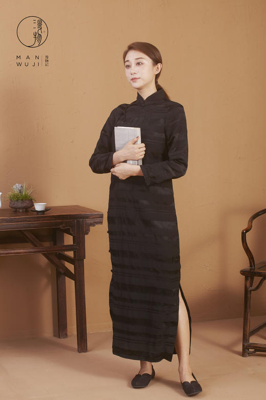 丝棉平肩长袖黑色横纹旗袍 商品图1