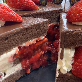 草莓生巧（新鲜草莓熬制流心草莓酱上面一层生巧淋面yyds）