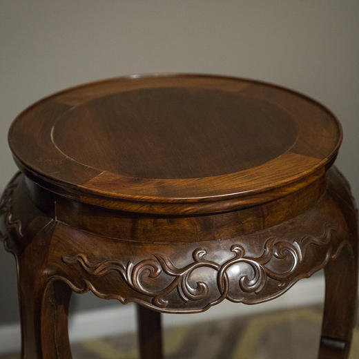 清 红木带托泥三弯腿卷草纹香几（一对） 商品图1