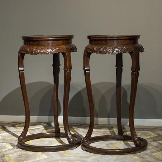 清 红木带托泥三弯腿卷草纹香几（一对） 商品图4