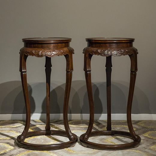 清 红木带托泥三弯腿卷草纹香几（一对） 商品图0