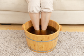 夏天泡脚好处多，但要注意这几点！