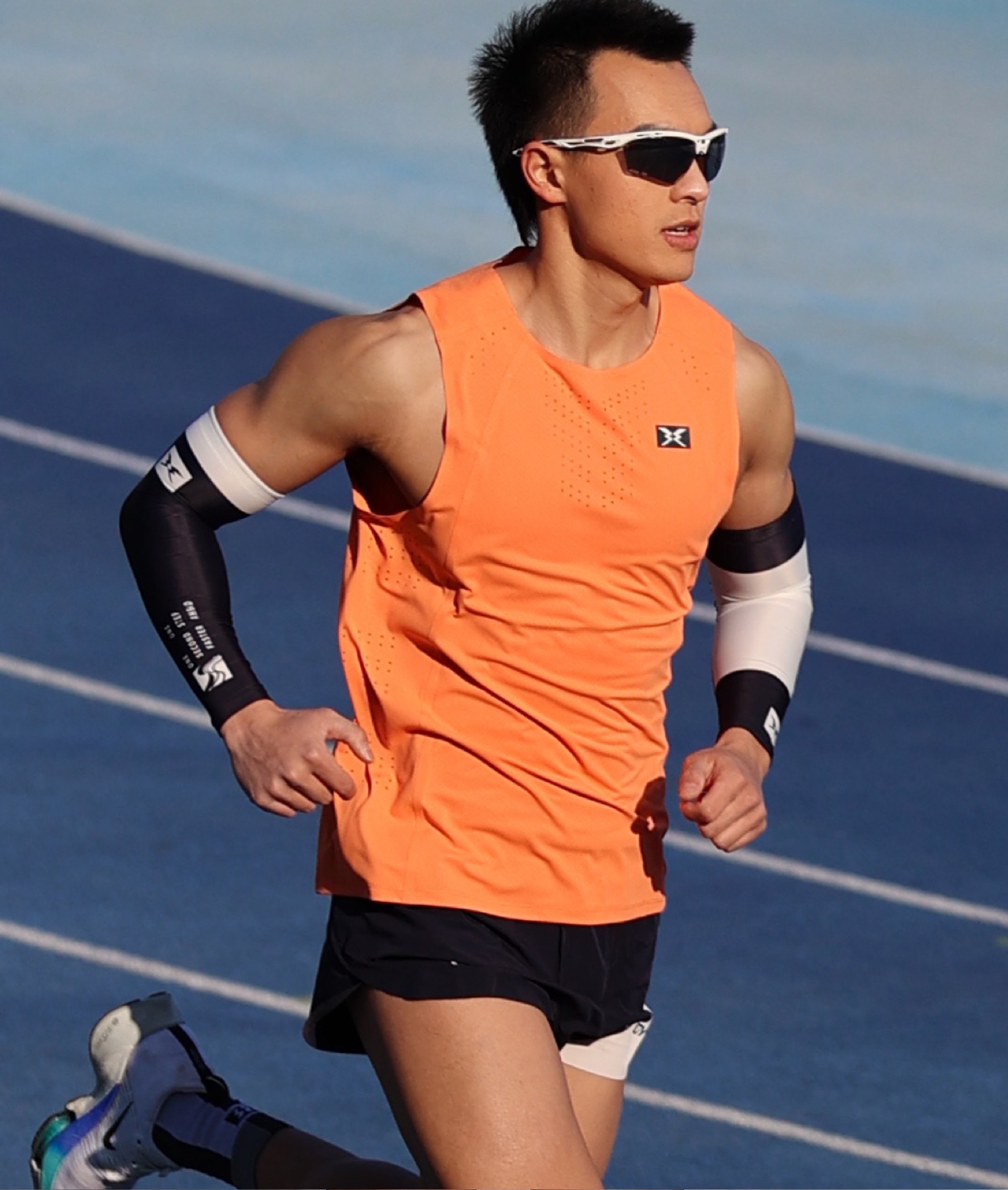 BODYWIT身体智慧男“飞天”跑步健身超轻透气速干亲肤不沾身无袖T