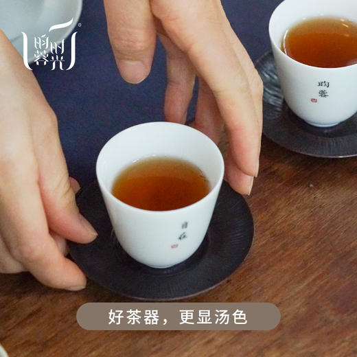 【 昀蓉·定制周边】景德镇手写字白瓷茶具礼盒（薄胎白瓷盖碗+定制白瓷杯） · 独家定制手工写字 · 整体清澈润白 · 温润坚硬 · 质感光洁 · 细腻如玉 商品图4
