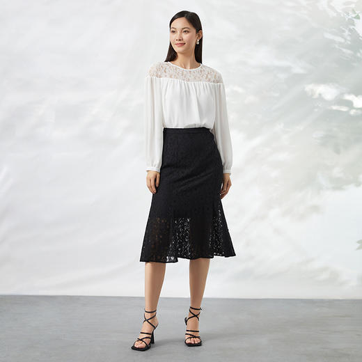 EITIE爱特爱秋季新款时尚镂空白色蕾丝一字肩宽松衫上衣C2213004 商品图2