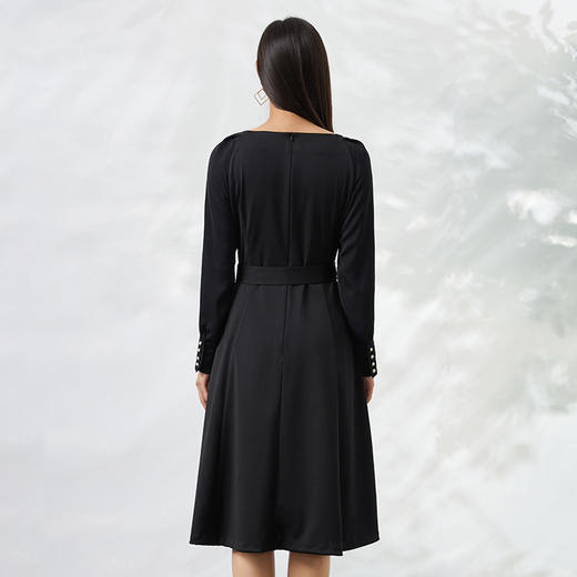 EITIE爱特爱秋季新款长袖通勤显瘦气质一字领高腰黑色连衣裙C2207006 商品图4