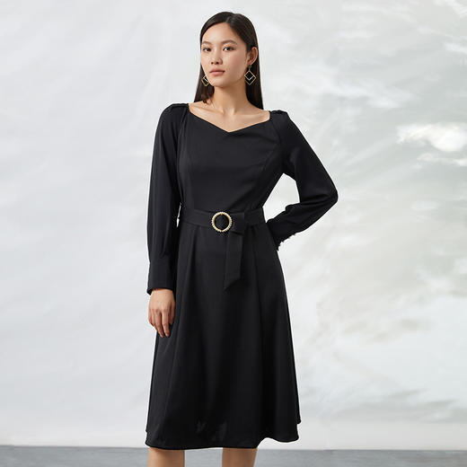 EITIE爱特爱秋季新款长袖通勤显瘦气质一字领高腰黑色连衣裙C2207006 商品图1