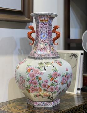 粉彩水点桃花春讯双耳瓶