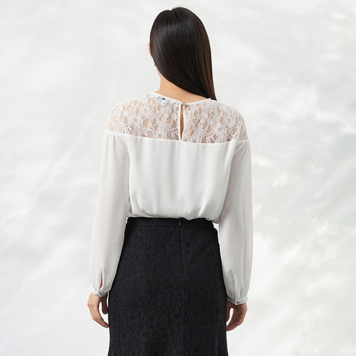 EITIE爱特爱秋季新款时尚镂空白色蕾丝一字肩宽松衫上衣C2213004 商品图3
