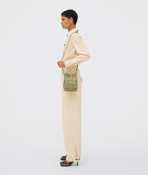 【欧洲专柜直通车】Bottega Veneta 葆蝶家 CASSETTE女士真皮斜肩背水桶包 680218 商品图3