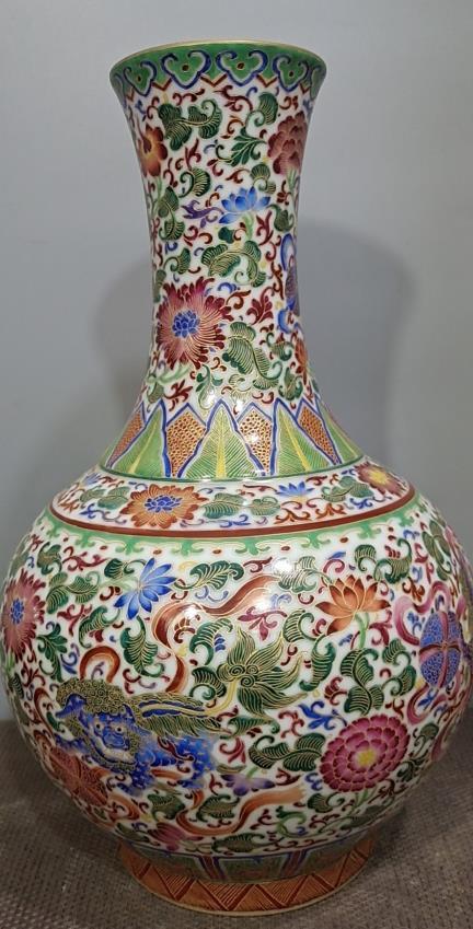 掐丝珐琅彩狮子滚绣球缠枝莲赏瓶 商品图0