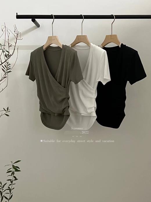 【社群供Z】王心凌女孩穿搭显瘦V领褶皱上衣（下单5-7天发货） 商品图0