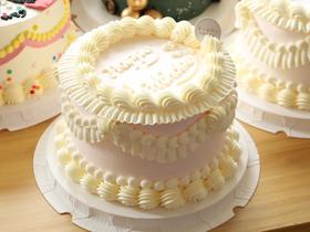 复古粉色底白色花边蛋糕