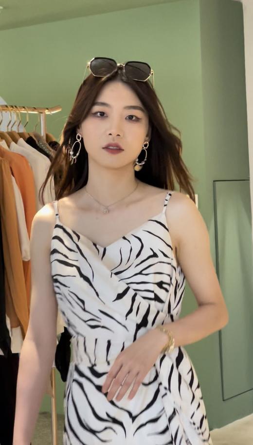 夏季斑马条纹吊带连衣裙女高级感裙子小众设计感显瘦吊带长裙性感 商品图3