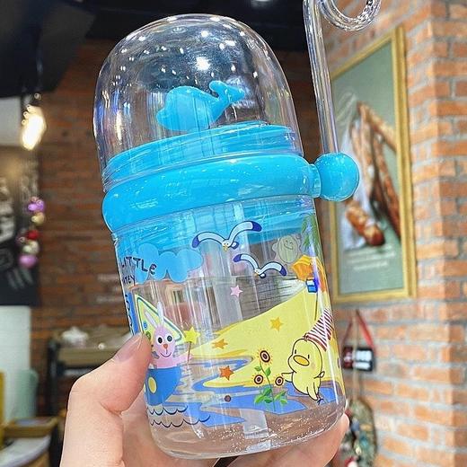 <有书独家>【即是水杯，也是玩具】抖音同款鲸鱼吸管杯便携 幼儿儿童塑料杯 玩具杯 耐摔喷水杯 背带吸水杯热卖 商品图4