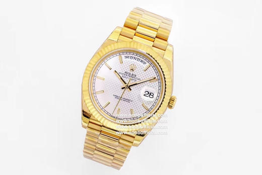 NOOB劳力士星期日志型40『赌桌绿』
1⃣️ 蓝宝石镜面，日历2.5倍放大镜，效果同步原版。
2⃣️蚝式表壳结构，一体中层表壳，旋入式底盖及上链表冠整个手表基于正品original原版开模❕❕❕ 商品图10