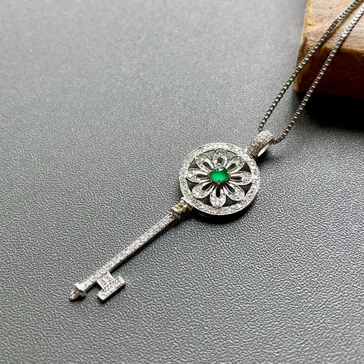 高冰种阳绿翡翠蛋面钥匙吊坠18k白金钻石镶嵌 商品图2