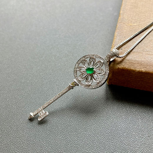 高冰种阳绿翡翠蛋面钥匙吊坠18k白金钻石镶嵌 商品图0