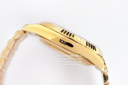 NOOB劳力士星期日志型40『赌桌绿』
1⃣️ 蓝宝石镜面，日历2.5倍放大镜，效果同步原版。
2⃣️蚝式表壳结构，一体中层表壳，旋入式底盖及上链表冠整个手表基于正品original原版开模❕❕❕ 商品图5