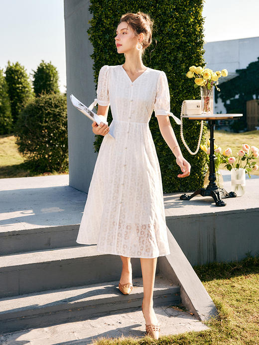 OLrain法式高级穿搭白色刺绣连衣裙女夏2022新款收腰V领a字大摆裙 商品图2