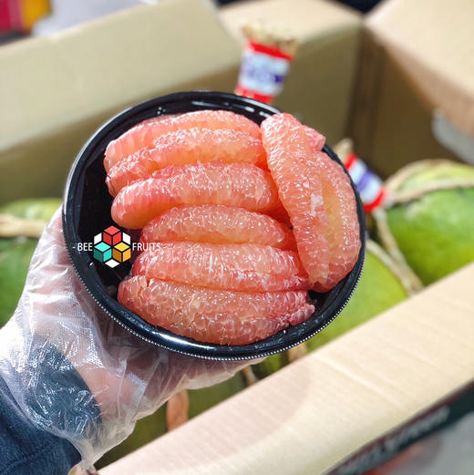 翡翠柚郑师傅泰国红心柚翡翠柚青皮红肉味道甜是翡翠青柚的特点