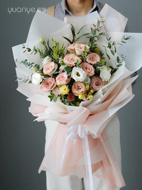 11朵卡布奇诺玫瑰桔梗韩式花束