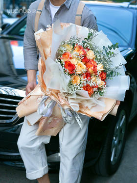 金辉香槟玫瑰花束