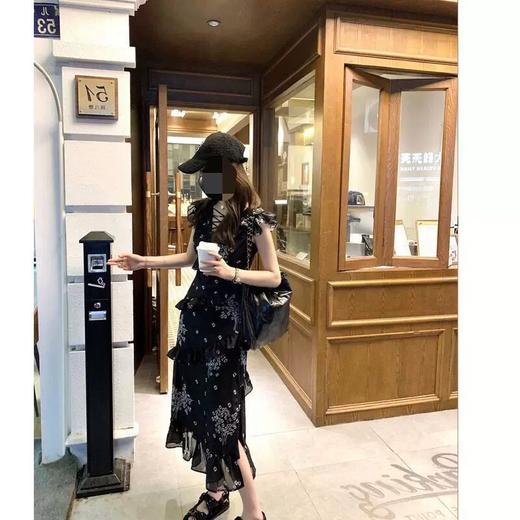（请仓现货）【社群供V】2022夏季新款 质感黑天鹅小飞袖气质收腰连衣裙  聚酯纤维 商品图1