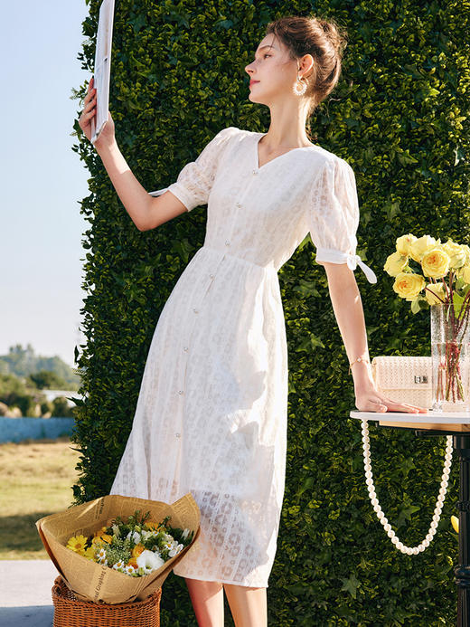 OLrain法式高级穿搭白色刺绣连衣裙女夏2022新款收腰V领a字大摆裙 商品图3
