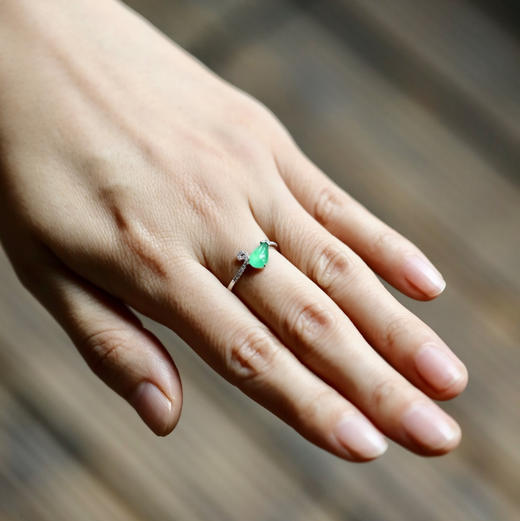 高冰种阳绿翡翠水滴戒指18k白金钻石镶嵌 商品图8