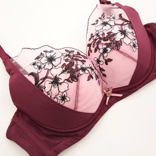 贝佳人新品3/4中厚杯自然聚拢上托立体刺绣文胸深V性感内衣 商品图4