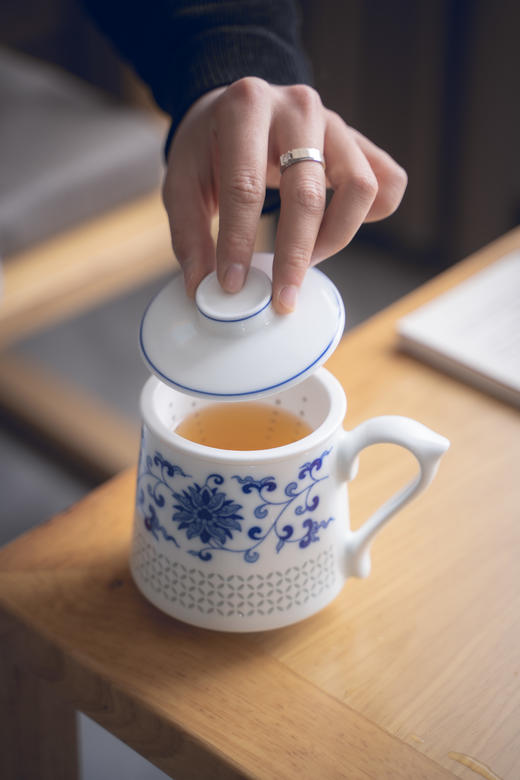 富玉 |  景德镇陶瓷玲珑水杯大容量泡茶带盖茶水分离青花缠枝莲茶漏杯 商品图1